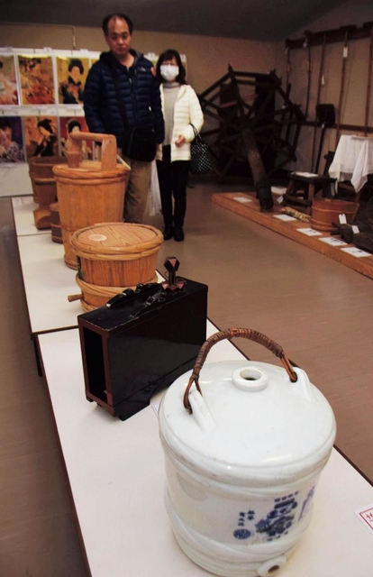 菊正宗酒造の歴史を記したパネルやかつての酒造道具が並ぶ会場＝菊正宗酒造記念館