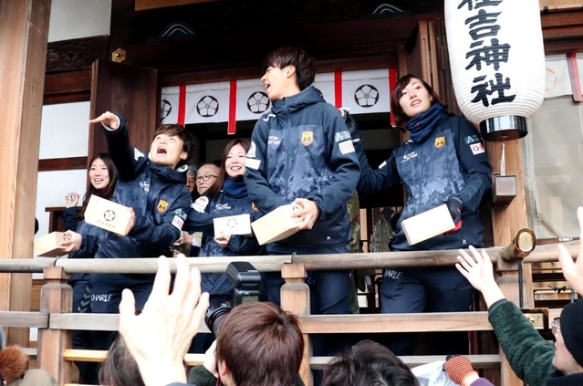 豆まきをするＩＮＡＣ神戸レオネッサの選手＝本住吉神社