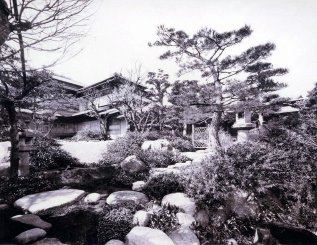 旧久原邸にあった日本庭園（芦屋市立美術博物館蔵、「二楽荘と大谷探検隊」より）