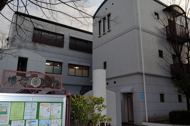 地域住民が参加する体操や似顔絵教室などが開かれる横屋会館＝東灘区魚崎北町２