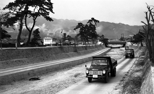 渦森山を削った土砂を運ぶトラック（１９６３年撮影）