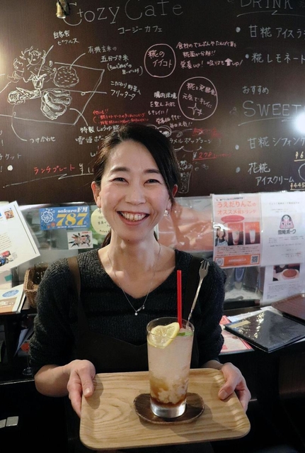「糀（こうじ）コーラ」を持つ店主の永樂茶百合さん＝神戸市東灘区岡本１
