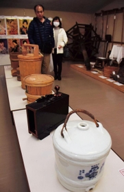 菊正宗酒造の歴史を記したパネルやかつての酒造道具が並ぶ会場＝菊正宗酒造記念館
