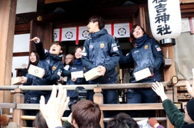 豆まきをするＩＮＡＣ神戸レオネッサの選手＝本住吉神社