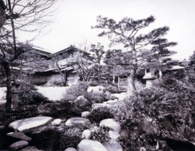 旧久原邸にあった日本庭園（芦屋市立美術博物館蔵、「二楽荘と大谷探検隊」より）