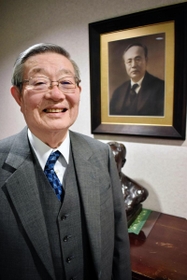 カネボウの創始者で祖父の武藤山治の写真の前で話す武藤治太さん＝大阪市内