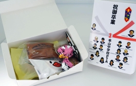 チョコレートや焼き菓子を詰め合わせた、卒業式の記念品