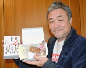 卒業式に贈るスイーツ詰め合わせを提案する、岡本商店街振興組合の松田朗理事長＝東灘区岡本１