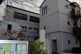 地域住民が参加する体操や似顔絵教室などが開かれる横屋会館＝東灘区魚崎北町２