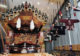 実物のだんじりを展示する「住吉だんじり資料館」＝東灘区住吉東町２