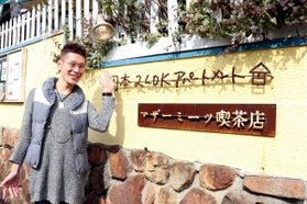 浅見さんのお店を紹介する石だたみボーイズの寺本和生さん