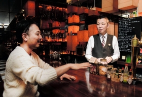 ダイニングバー「月の家」オーナーの巖本祐介さん（右）と石だたみボーイズの池澤慎哉さん＝東灘区岡本１