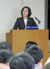 高校生が過労死の実態などを学んだ啓発授業＝灘高校