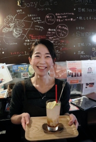 「糀（こうじ）コーラ」を持つ店主の永樂茶百合さん＝神戸市東灘区岡本１