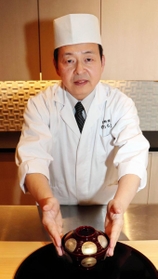 世界を舞台に「和」の腕前をふるってきた店主の川本徹也さん＝東灘区岡本１