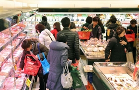 肉や鮮魚などを買い求める客でにぎわう店内