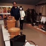 菊正宗酒造の歴史を記したパネルやかつての酒造道具が並ぶ会場＝菊正宗酒造記念館
