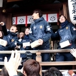 豆まきをするＩＮＡＣ神戸レオネッサの選手＝本住吉神社