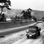 渦森山を削った土砂を運ぶトラック（１９６３年撮影）