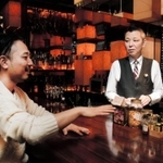 ダイニングバー「月の家」オーナーの巖本祐介さん（右）と石だたみボーイズの池澤慎哉さん＝東灘区岡本１
