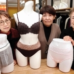 姿勢を良くする下着を開発・販売する「ラ・ピアンタ」の（左から）杉谷治美さん、四宮由幹さん、日野生子さん＝東灘区本山北町３