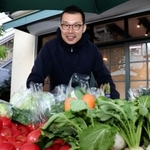 店先で野菜を売る八百屋＆カフェ「グリーンフィールド」の店主・阪部剛規さん＝東灘区岡本１