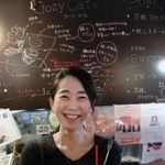 「糀（こうじ）コーラ」を持つ店主の永樂茶百合さん＝神戸市東灘区岡本１