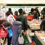 肉や鮮魚などを買い求める客でにぎわう店内