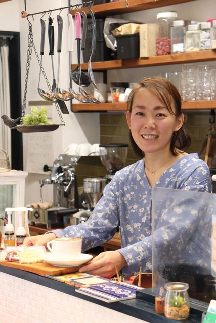 「Ｃａｆｅ　Ｍｕｔｔｅｒ」の店長・武市圭さん＝東灘区魚崎中町３、Ｃａｆｅ　Ｍｕｔｔｅｒ