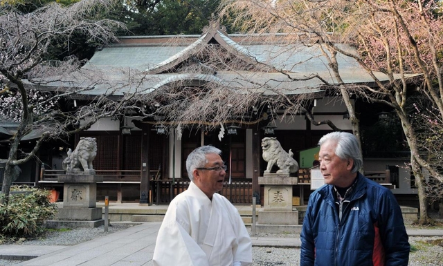 保久良神社の暮部優宮司（左）と宮総代の宗田匡弘さん＝保久良神社