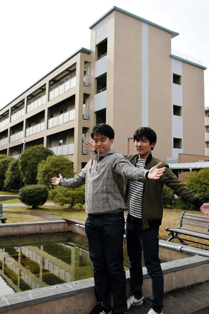 白鴎寮自治会の雑賀太一会長（左）と木田章太副会長＝東灘区本山南町１