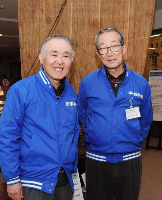 白鴎寮ＯＢで博物館のボランティアを務める柴田康彦さん（左）と吉川道雄さん＝東灘区深江南町５