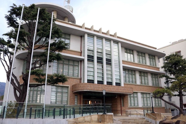 レトロな雰囲気の御影公会堂＝御影公会堂