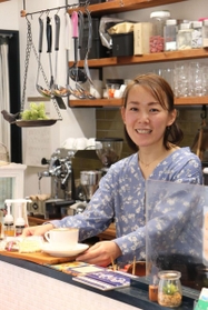 「Ｃａｆｅ　Ｍｕｔｔｅｒ」の店長・武市圭さん＝東灘区魚崎中町３、Ｃａｆｅ　Ｍｕｔｔｅｒ