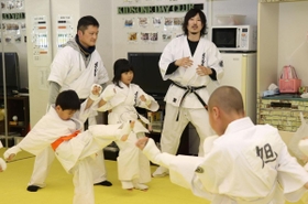子どもたちに指導する村上雅彦師範（左）と祐太師範＝東灘区甲南町４