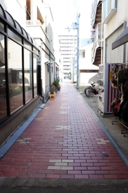 甲南市場の跡地に残ったれんが道＝東灘区甲南町３