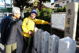 大日霊女神社に立つ「魚屋道」の石碑の説明をする森下孝一さん（右）と尾坂吉三郎さん＝東灘区深江本町３