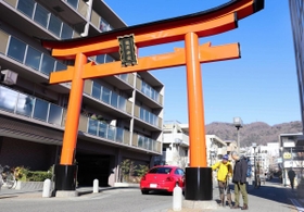 森稲荷神社へと続く参道を示す「赤鳥居」＝東灘区森南町２