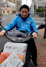 配達に出発する松下幸央さん＝東灘区本庄町３