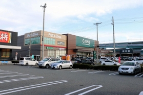 跡地には、ホームセンターや飲食店が立ち並ぶ＝東灘区深江浜町
