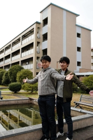 白鴎寮自治会の雑賀太一会長（左）と木田章太副会長＝東灘区本山南町１