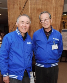 白鴎寮ＯＢで博物館のボランティアを務める柴田康彦さん（左）と吉川道雄さん＝東灘区深江南町５