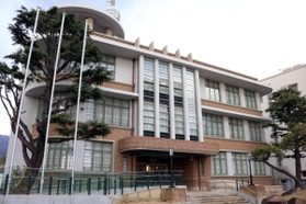 レトロな雰囲気の御影公会堂＝御影公会堂