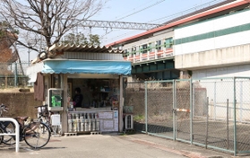 阪神石屋川駅の売店。震災前は、フェンスがある位置に改札があった＝東灘区御影石町２