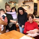武市圭さん（左から３人目）経営のカフェ　ムッターでは子育てママやご近所の高齢者らが世代を超えて交流する＝東灘区魚崎中町３