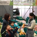 買い物客に野菜の特徴を説明しながら販売する西松由香里さん（左）＝東灘区甲南町３