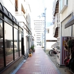 甲南市場の跡地に残ったれんが道＝東灘区甲南町３