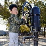 地下に貯水槽が整備され、井戸水をくみ上げるポンプもある＝川井公園