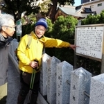大日霊女神社に立つ「魚屋道」の石碑の説明をする森下孝一さん（右）と尾坂吉三郎さん＝東灘区深江本町３
