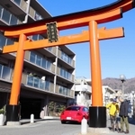 森稲荷神社へと続く参道を示す「赤鳥居」＝東灘区森南町２